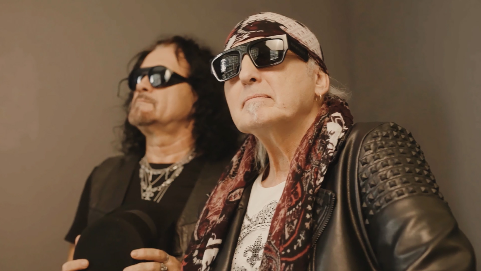 Kalapács József és az Akusztika - A Mr. Basary-val előadott Hit klasszikus 'A vén csavargó halála' is elérhető már a zenekar élőben rögzített stúdiós előadásában!