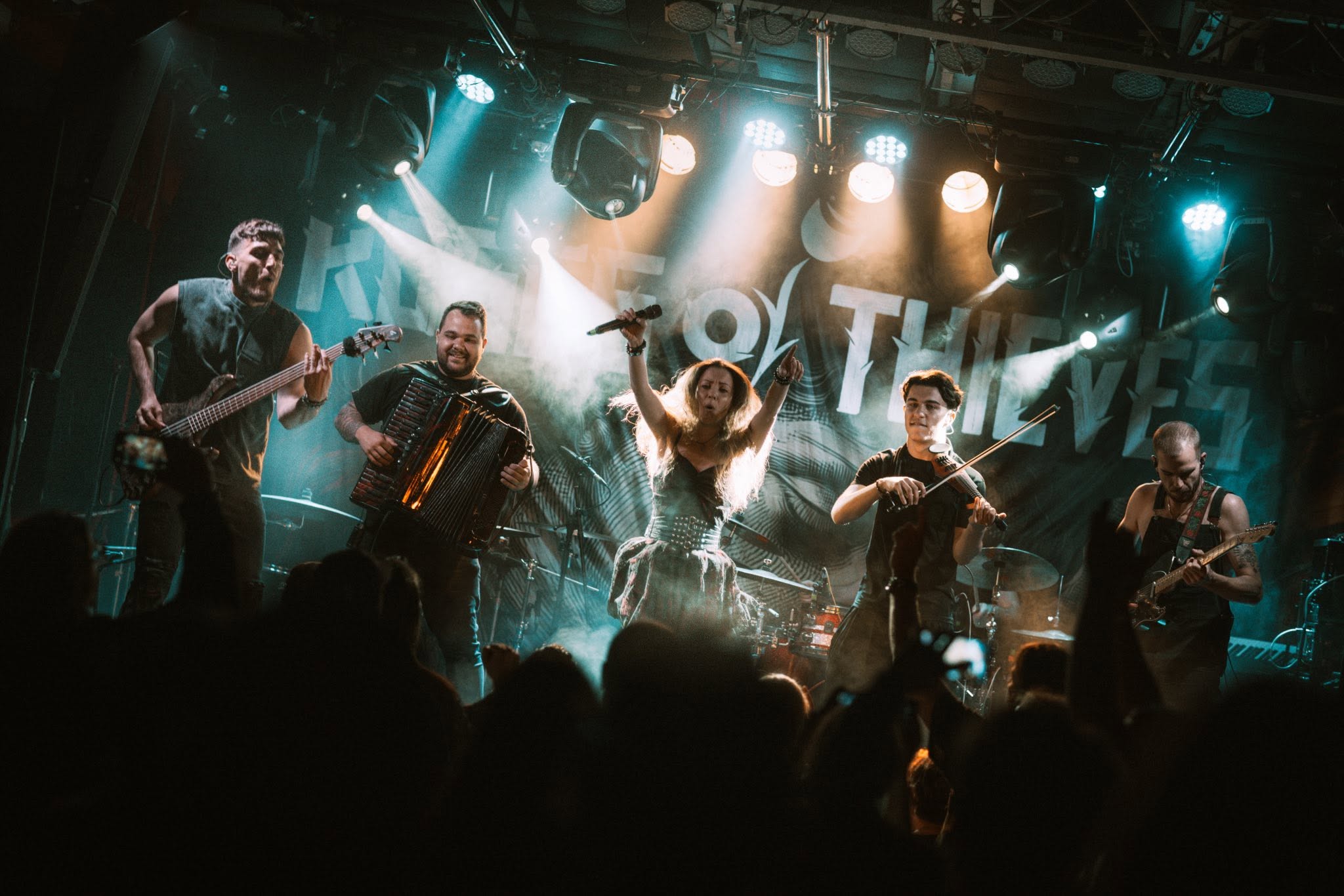 Roses of Thieves - ' Now You’re On' címmel új dallal jelentkezett a fővárosi ír kocsmapunk/heavy/folk metal zenekar! Szeptember közepén pedig ismét Európa-turnéra indulnak!